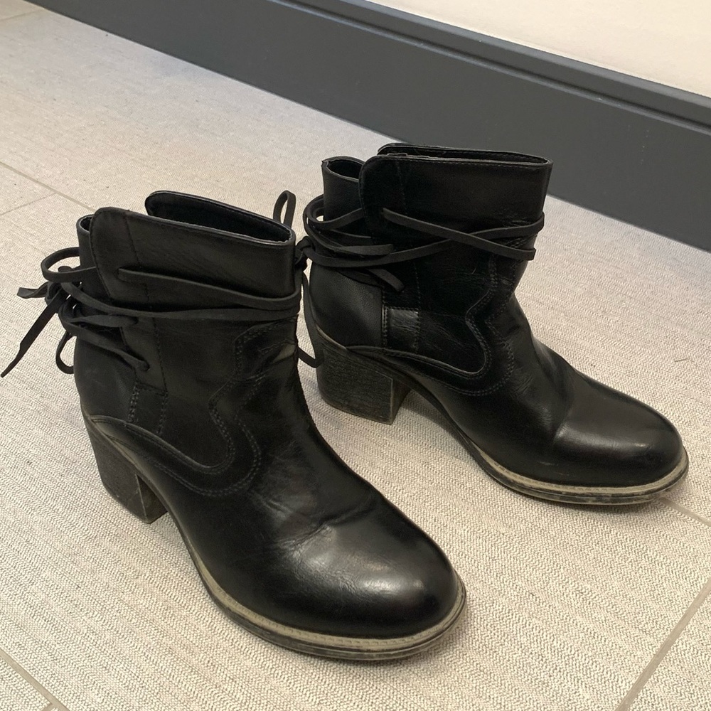 Ankle bootie with wrap tie details , super comfy, black bootie, size says 6/7